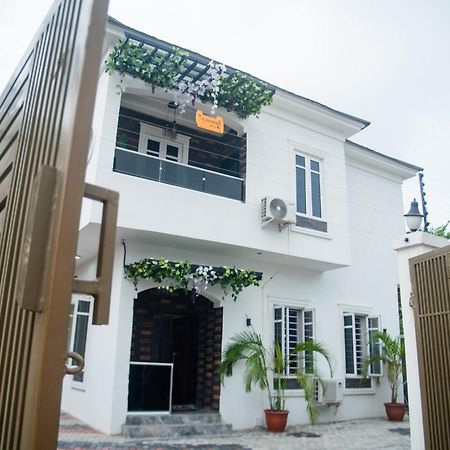 Aylesbury Homes Luxury Apartments 레키 외부 사진